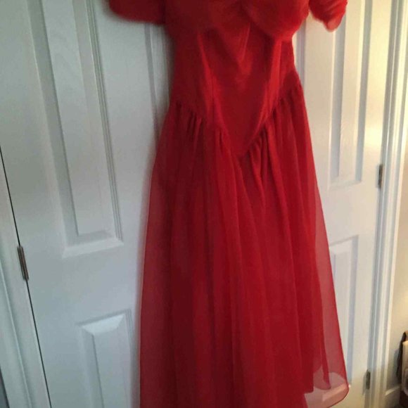 Dresses and Gowns for the Holiday Season - Picture 14 of 16